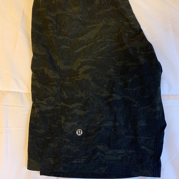 Men’s Lululemon shorts 9” - Picture 3 of 3